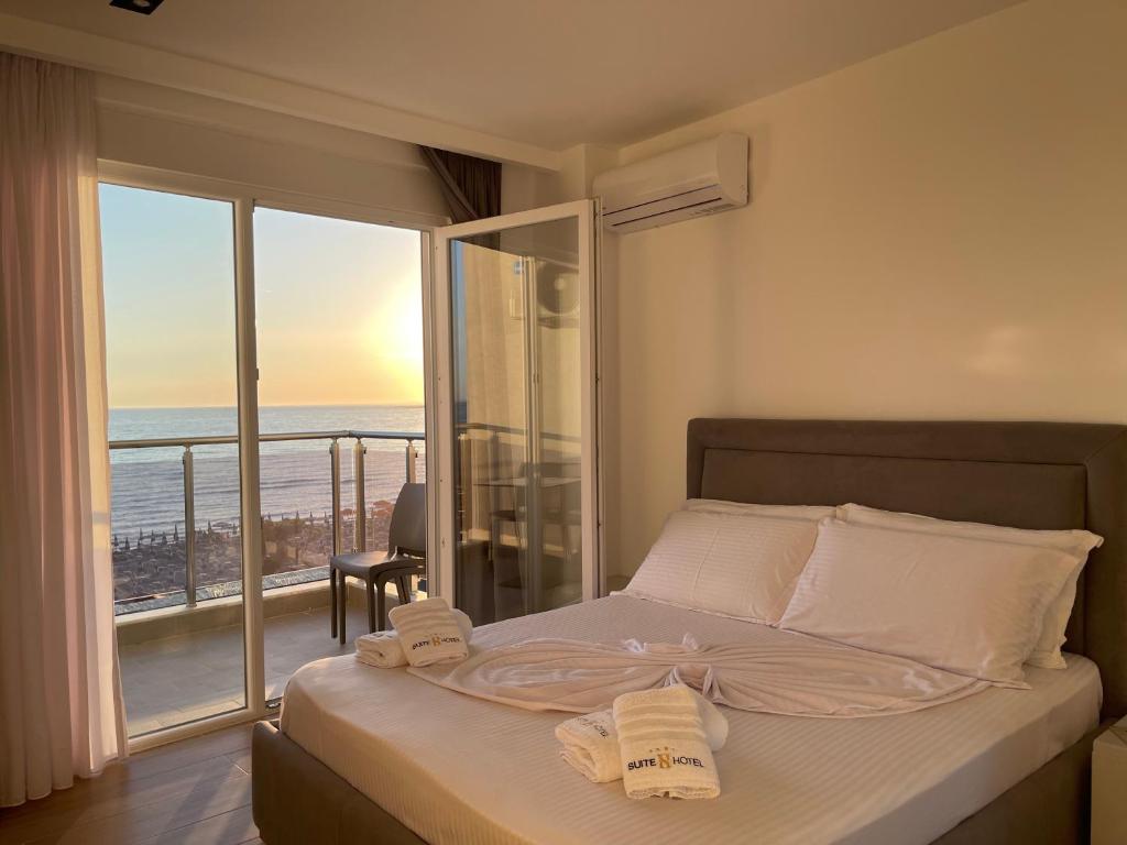 圣金Suite Hotel的一间卧室设有一张床,享有海景
