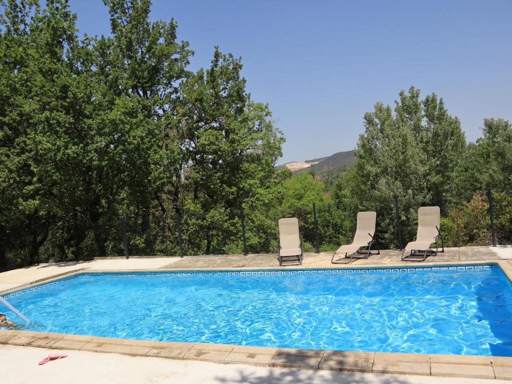 瓦劳里埃Gîte Nature et Calme du Travers的一个带躺椅的游泳池和一个游泳池