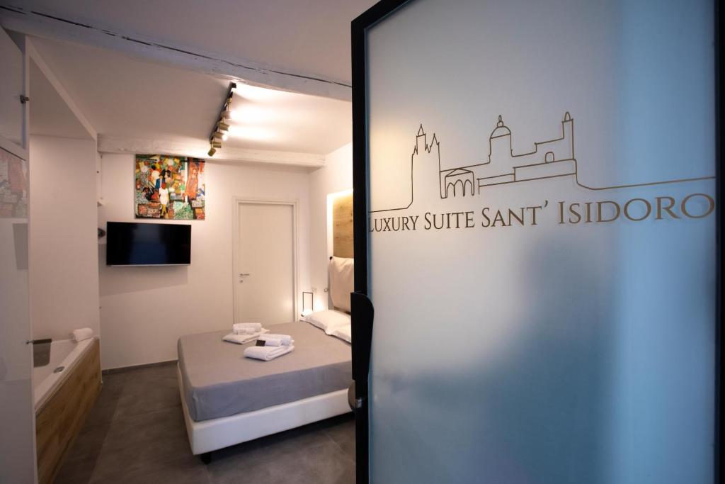 巴勒莫LUXURY SUITE SANT ISIDORO的一间酒店客房 - 带一张床和一间浴室