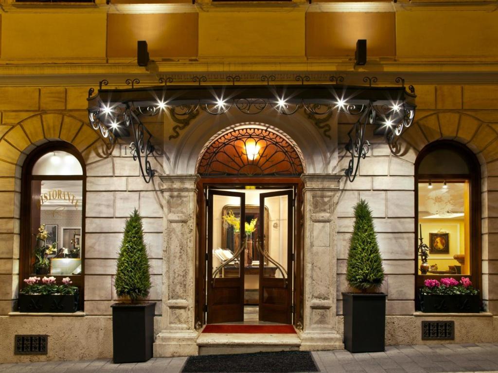 罗马阿尔伯格奥托森托酒店的建筑前有灯的商店
