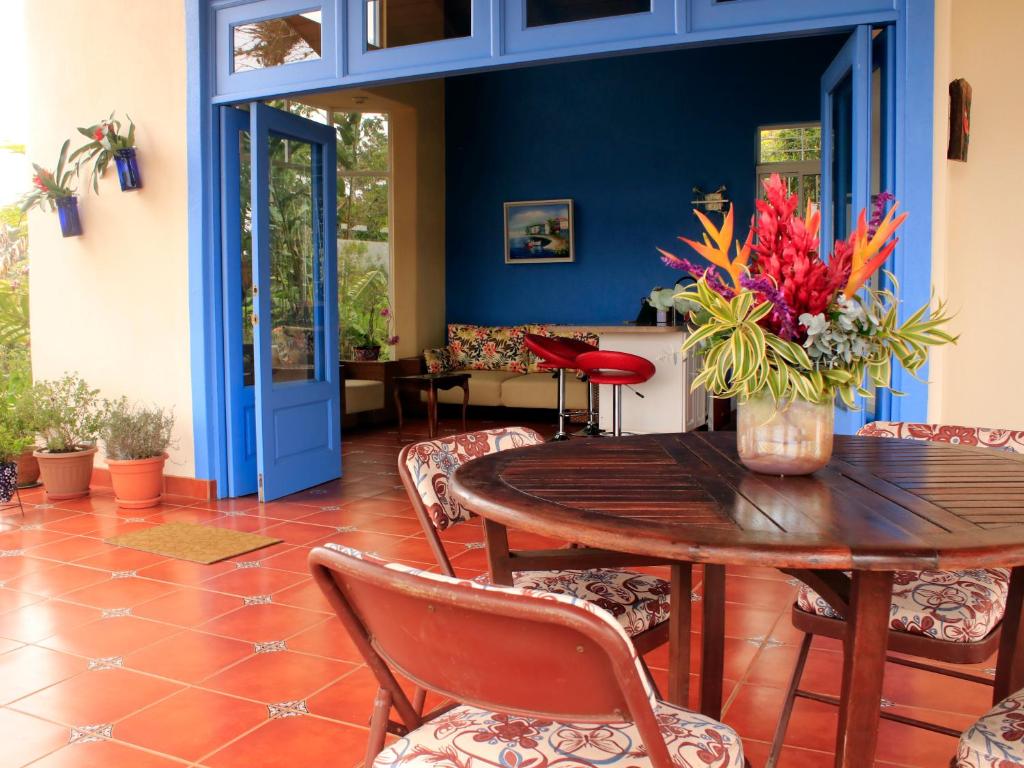 奥罗西Casa Bartzis, Close to Orosi and Tapanti National Park的一间带桌椅的用餐室