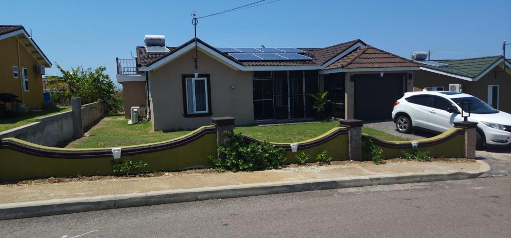 法尔茅斯Sehfeh Luxury vacation home的顶部设有太阳能电池板的房子