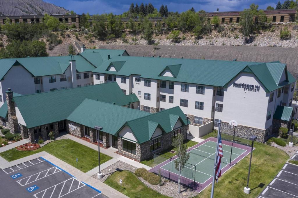 杜兰戈Residence Inn Durango Downtown的享有酒店空中美景,设有网球场