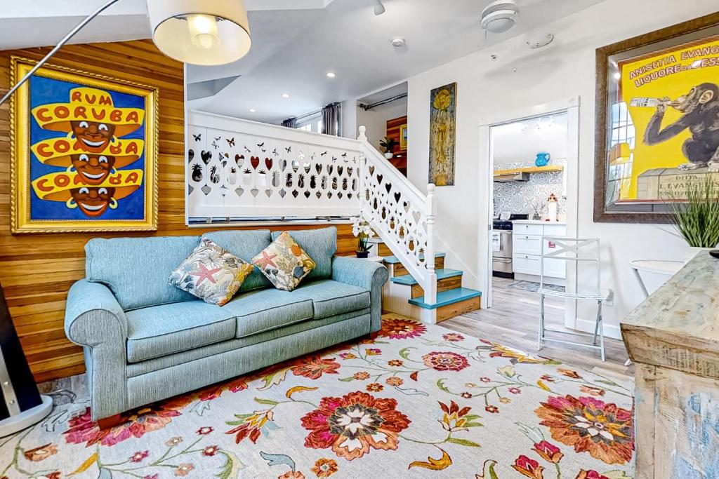 基韦斯特Seagrass Suite的带沙发和楼梯的客厅