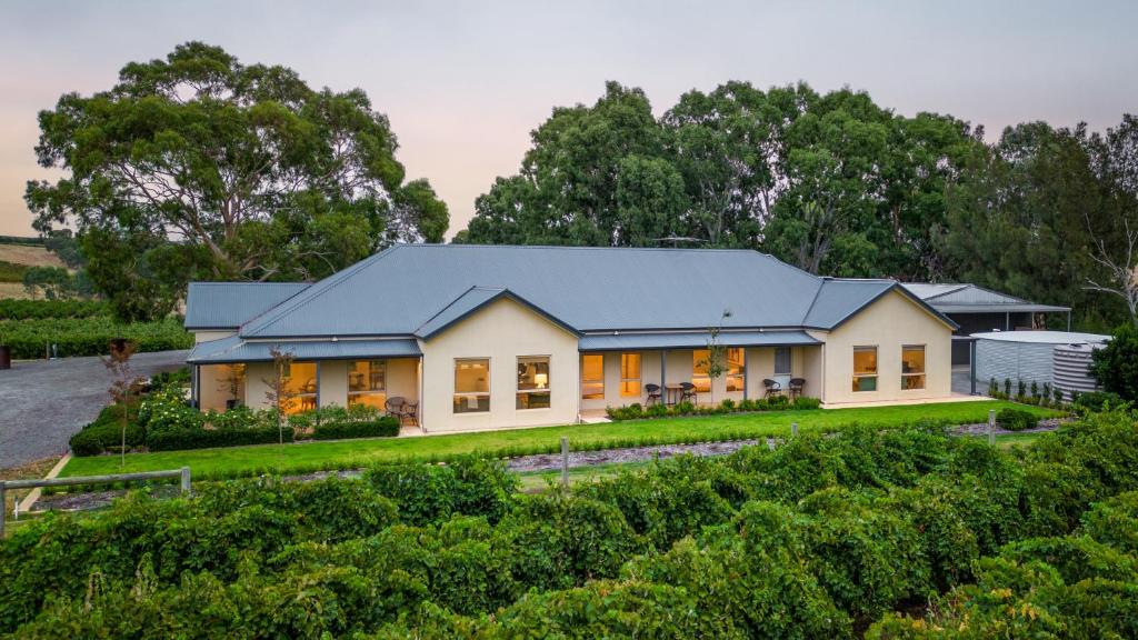 赛特菲尔德Triple Creek Guest House - Barossa Region的蓝色屋顶的房子