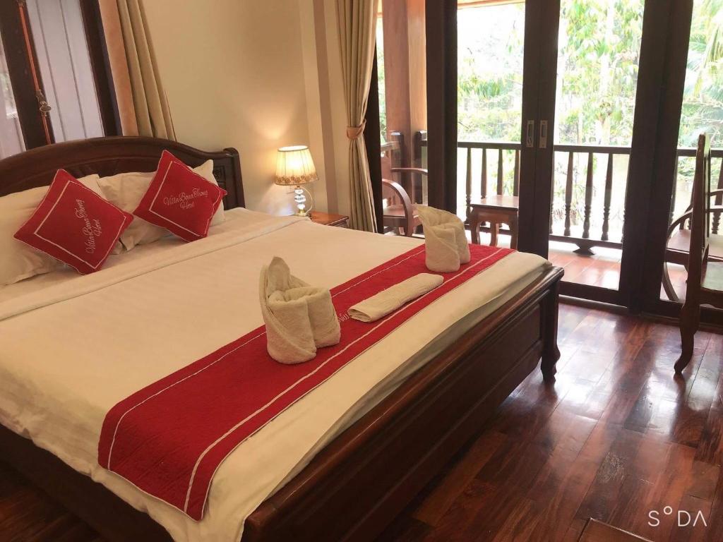琅勃拉邦Luangprabang Villa bouathong Hotel的一间卧室配有带毛巾的床