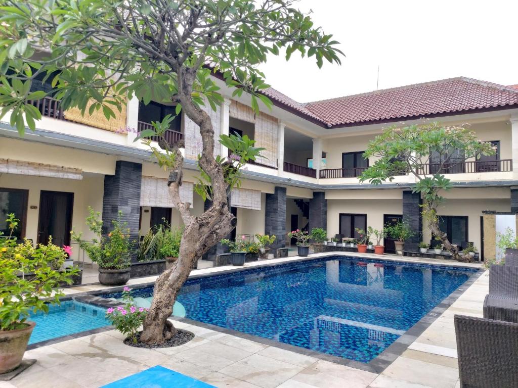 库塔拉达巴厘酒店的别墅前的游泳池