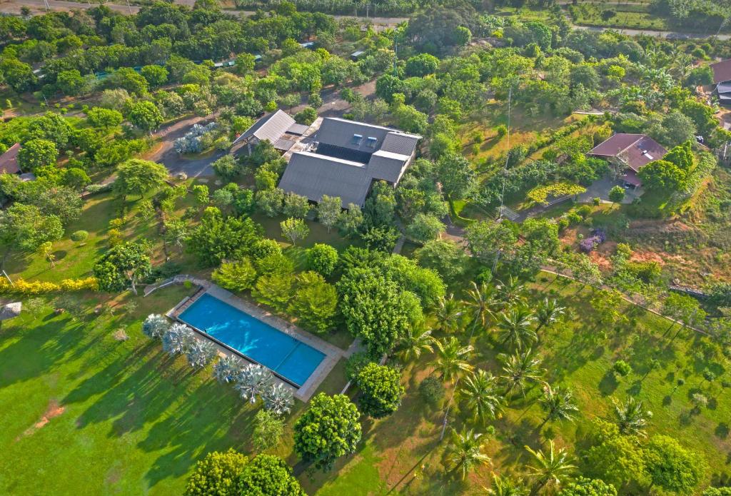 汉班托塔Birds Resort Hambantota的享有带游泳池的房屋的空中景致
