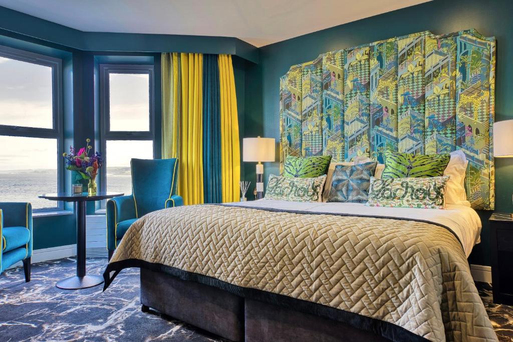 波特拉什Elephant Rock Hotel的一间卧室设有一张大床和蓝色的墙壁