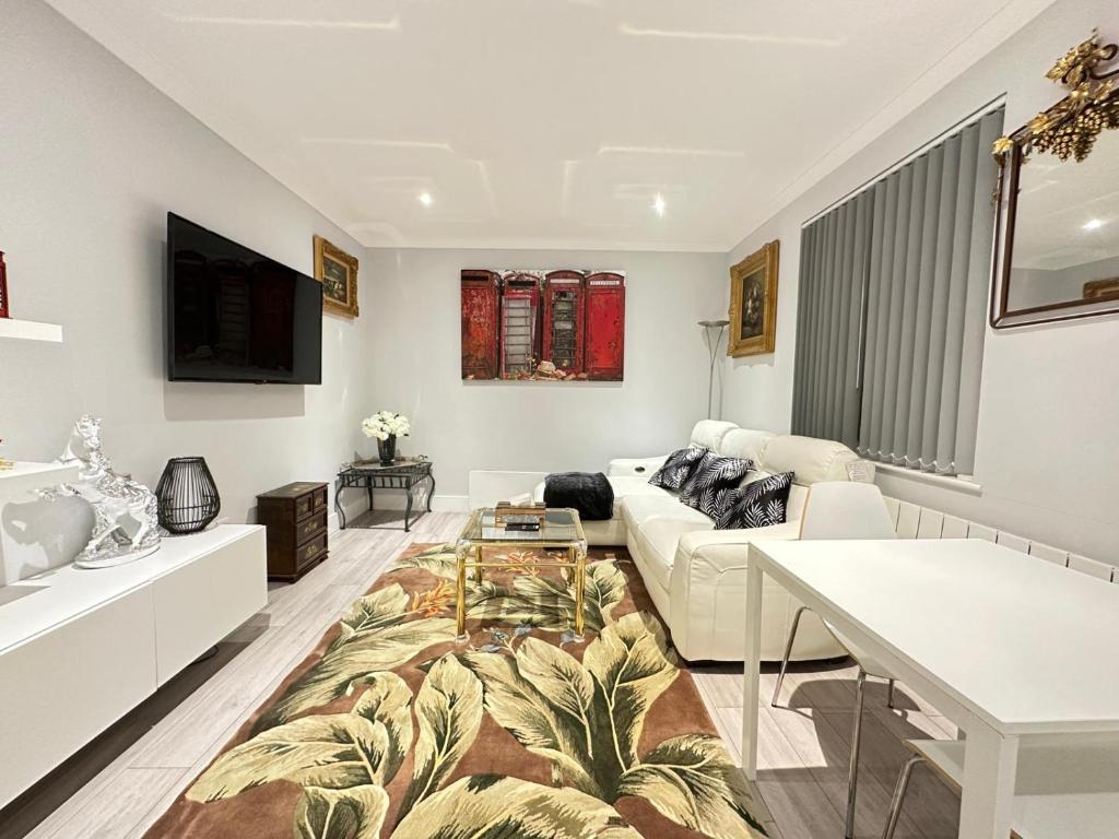 伦敦Stylish Central London Apartment的客厅配有沙发和桌子
