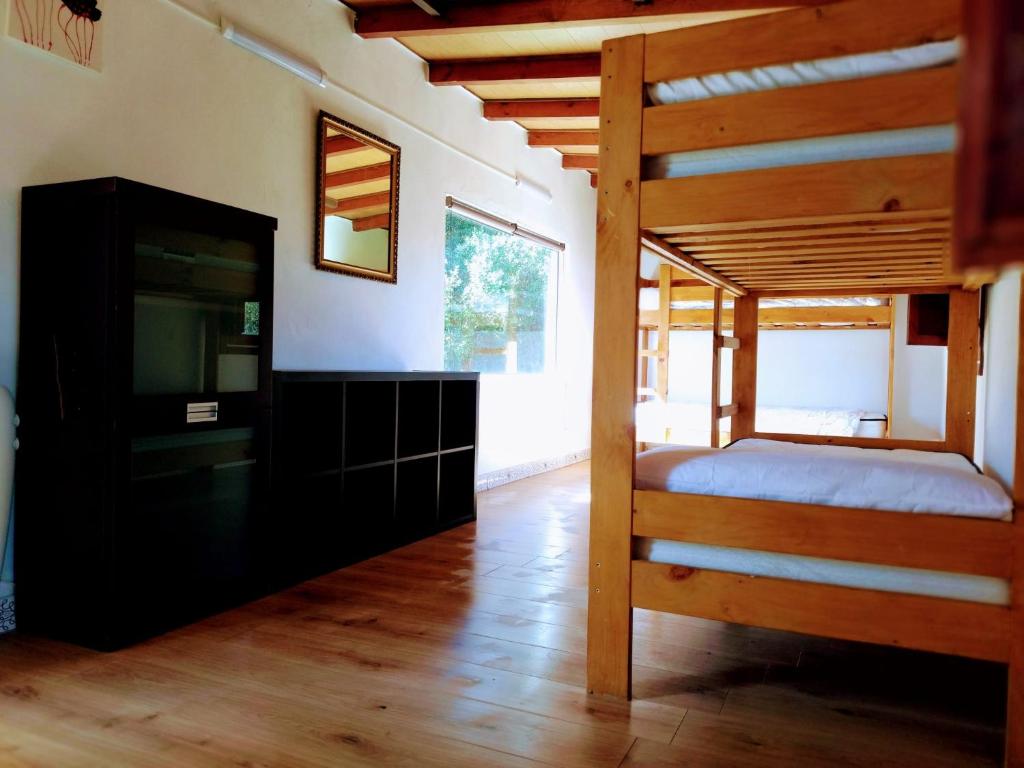 圣维森特-德拉巴尔克拉Surfhousegerra的一间卧室配有双层床和电视。