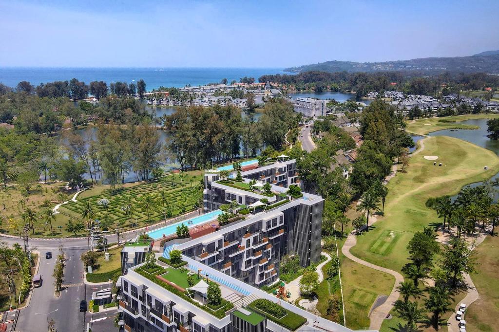 邦涛海滩Skypark Apartments by Laguna Phuket的享有公园建筑的空中景致