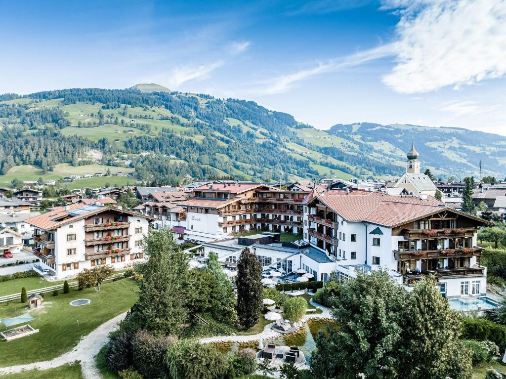 韦斯滕多夫Landhotel Schermer的享有以山脉为背景的小镇美景。