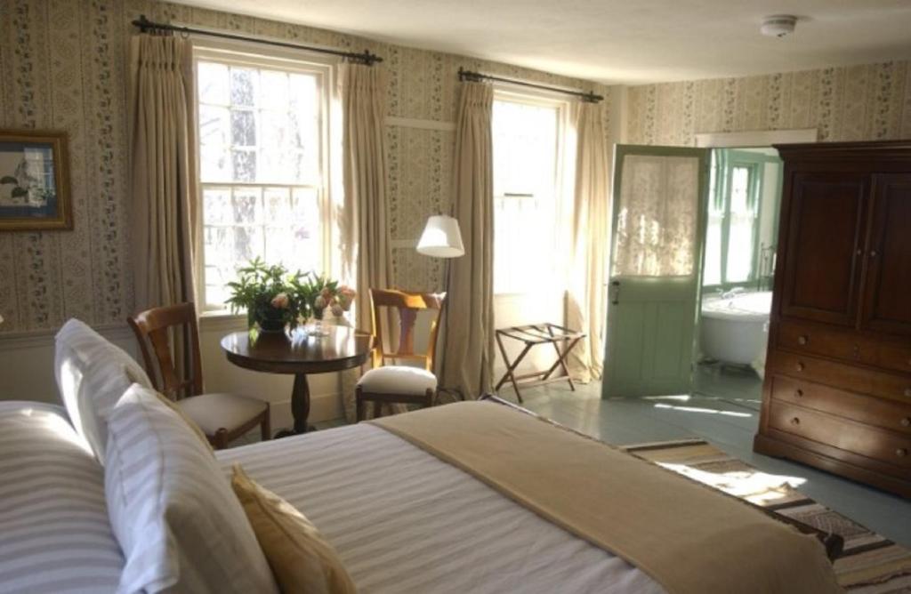 New Marlborough格林老客栈宾馆的一间带大床的卧室和一间浴室