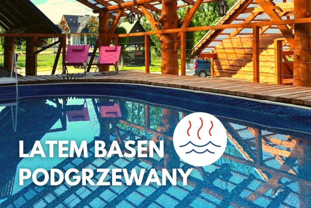 Białka TatrzanskaDW Pod Jaworami - relaks w SPA - jacuzzi, sauna na wyłączność的房屋内一个带两把椅子的游泳池
