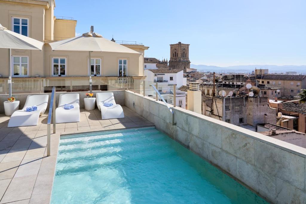 格拉纳达Hotel Maciá Granada Five Senses Rooms & Suites的屋顶上的游泳池