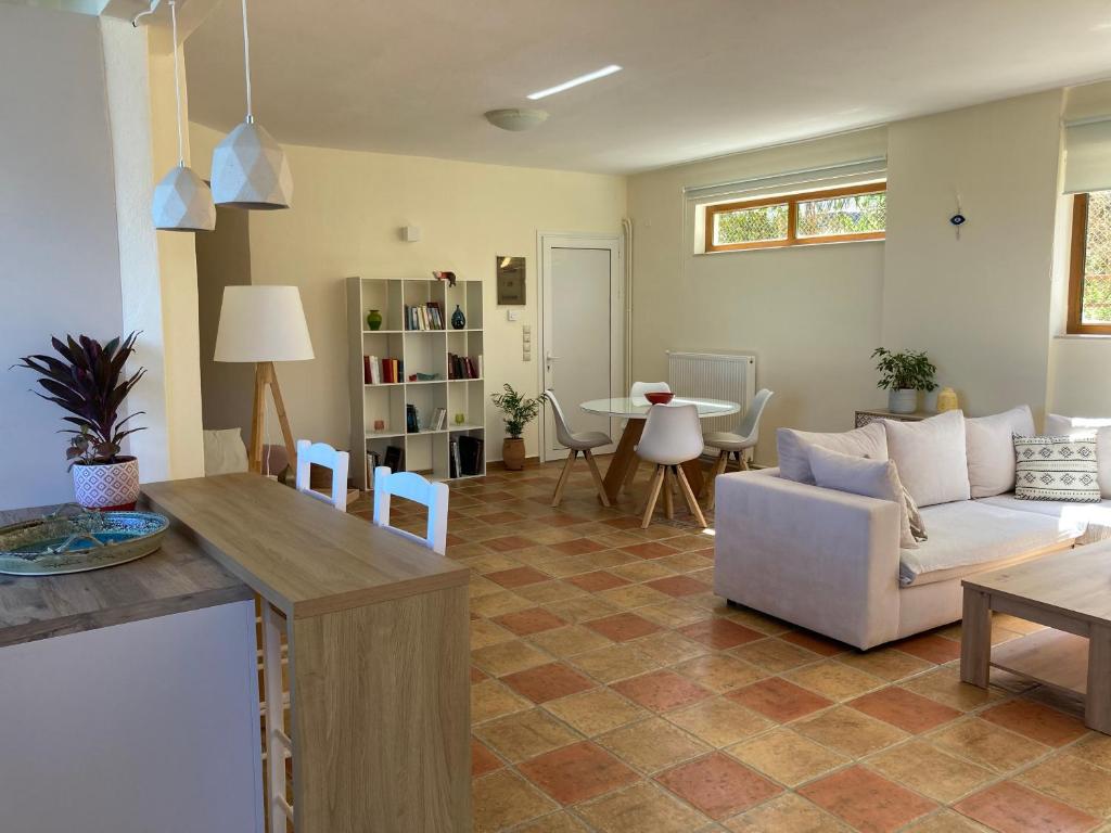 阿迪斯普普伦Minoa apartment in the heart of a Cretan village的客厅配有沙发和桌子