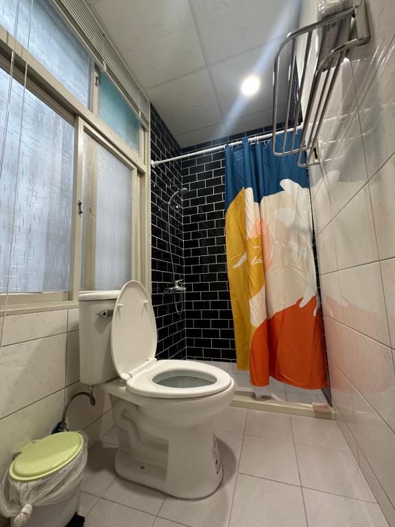 台南乐寓18号的一间带卫生间和淋浴帘的浴室