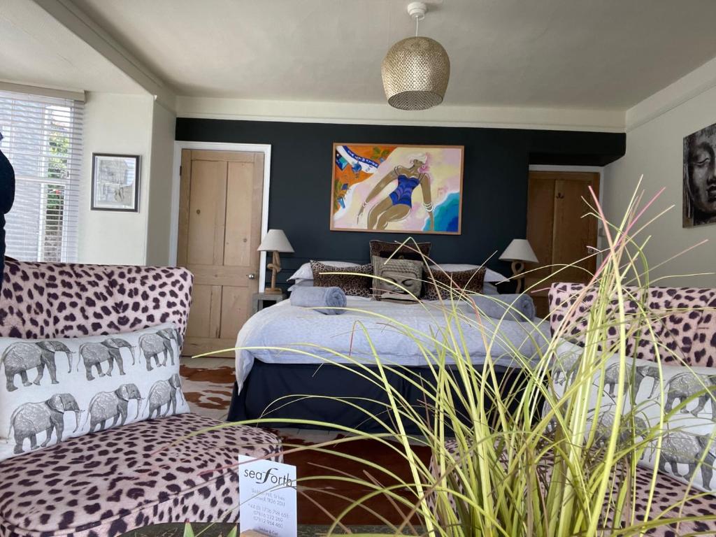圣艾夫斯Seaforth St Ives的一间卧室配有一张豹纹床和一张沙发