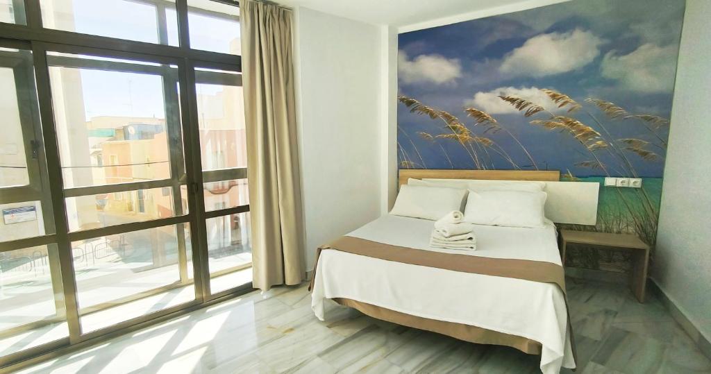 阿尔么丽亚Hotel Sol Almería的一间卧室配有一张壁画床