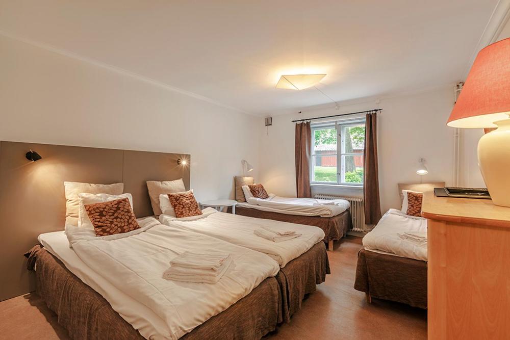 玛丽费莱德Gripsholms BnB的酒店客房设有两张床和窗户。