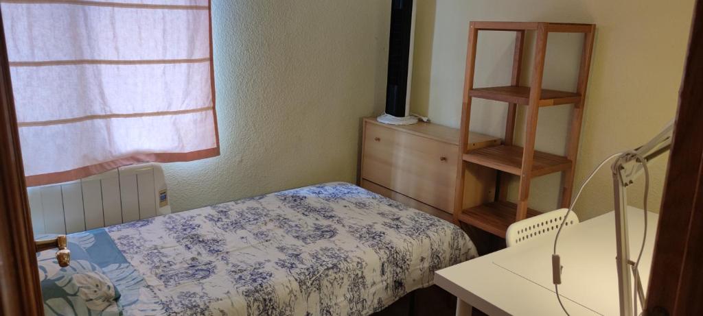 马德里Habitacion individual en apartamento céntrico的小房间设有床和梳妆台