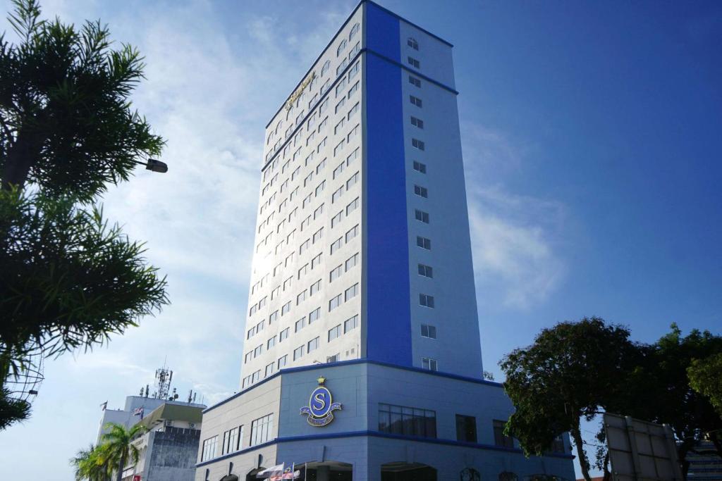 关丹Shahzan Hotel Kuantan, Trademark Collection by Wyndham的蓝色的高大的白色建筑