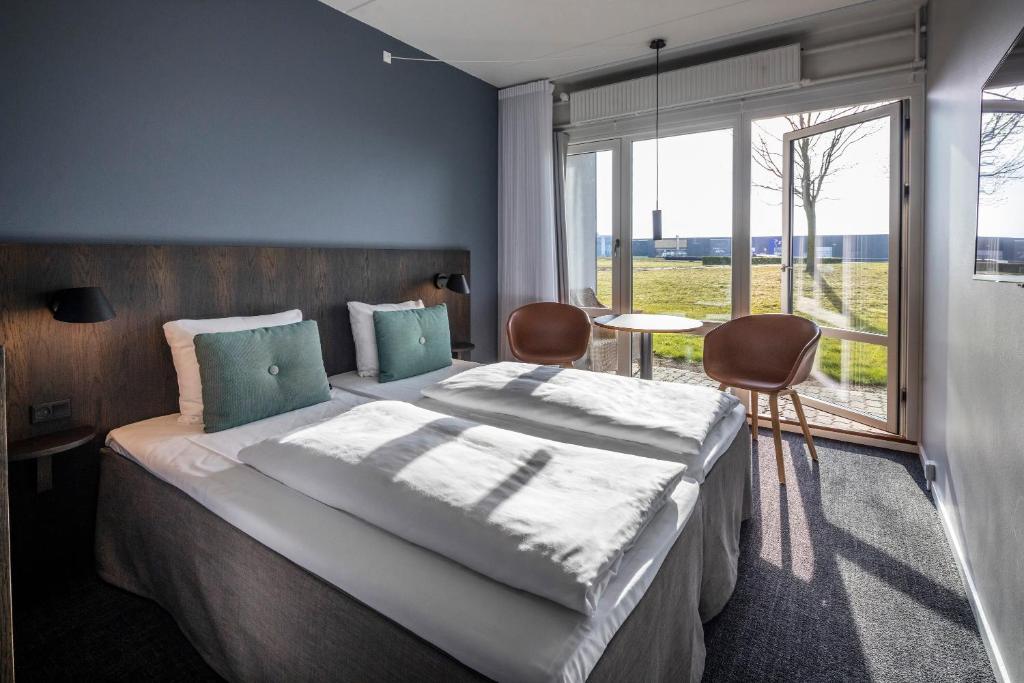 米泽尔法特米泽尔法特克伦威尔酒店的一间卧室设有一张大床和一个大窗户