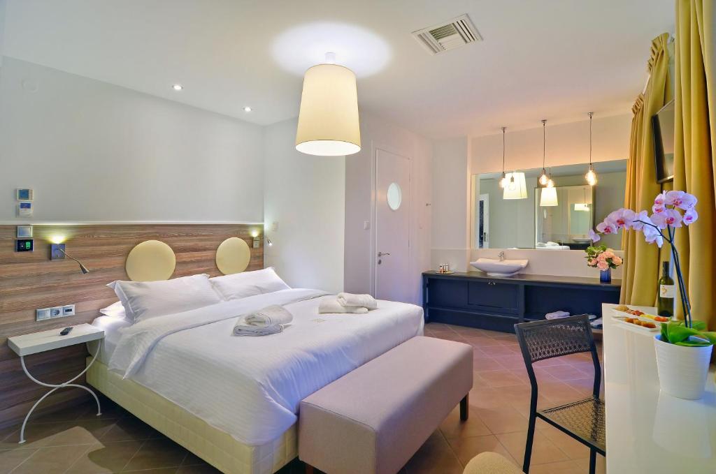 约阿尼纳Z Inn Ioannina的一间带大床的卧室和一间浴室