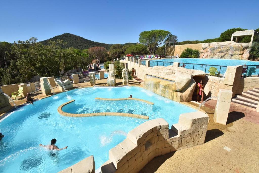 勒米伊Camping des Cigales的和度假村内的人一起使用的游泳池