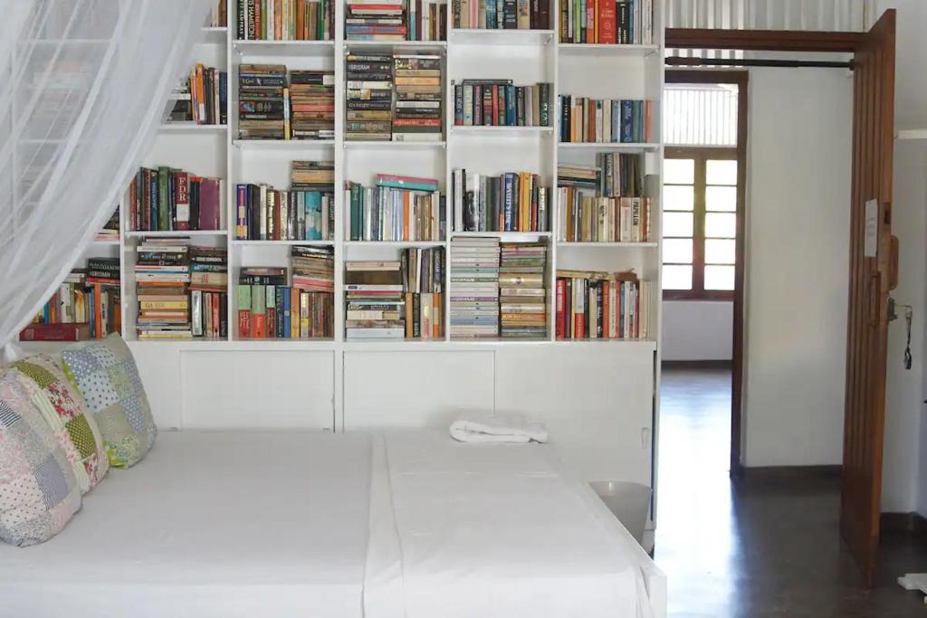科伦坡Colombo 07 Charming Home Stays的一间设有白色书架的房间,书架上摆放着