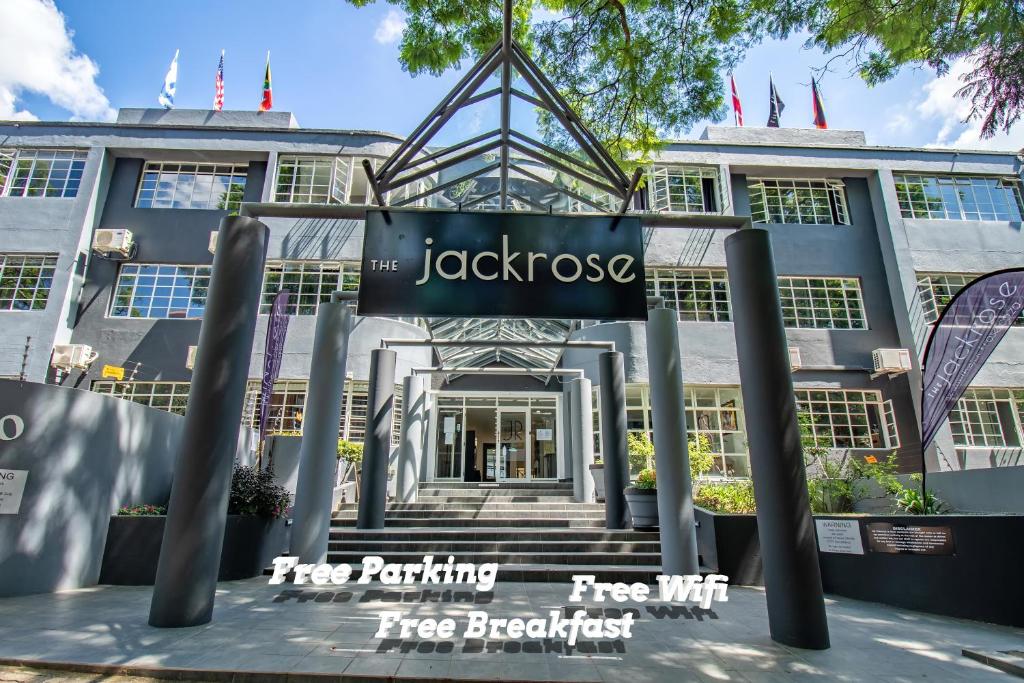 约翰内斯堡The Jack Rose Hotel, Rosebank, Gautrain的前面有标志的建筑