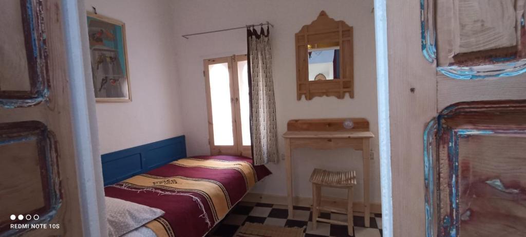 舍夫沙万Vallparadis Pension Familiar" FIRDAUS"的一间小卧室,配有床和窗户