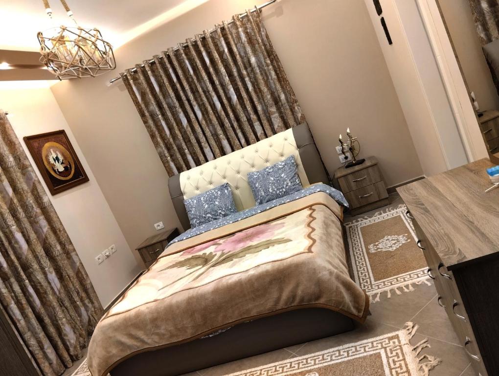戈里察Dhoma romantike , qetesi absolute!的一间卧室,卧室内配有一张大床
