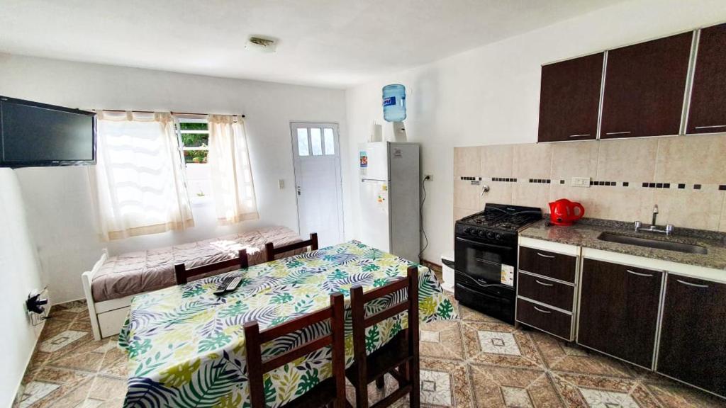 阿肖海Acacias的厨房配有桌子和炉灶。