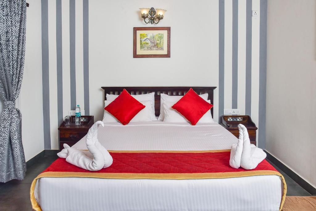 马迪凯里Clover Holiday Village的一间卧室配有一张带红色和白色枕头的大床