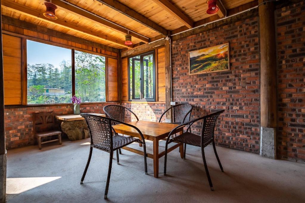 萨帕River mountain view homestay的砖墙房里的桌椅