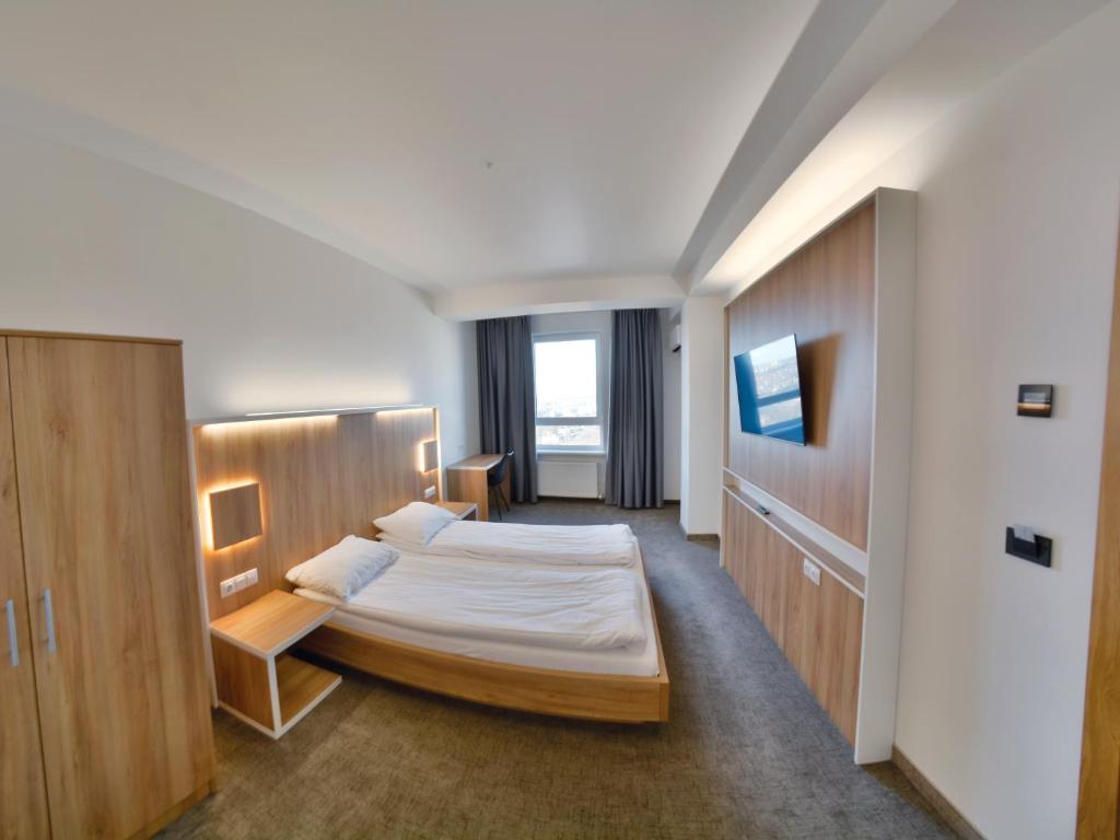 基希讷乌Apartment OneClickRenrt Oasis的一间酒店客房,配有一张床和一台电视