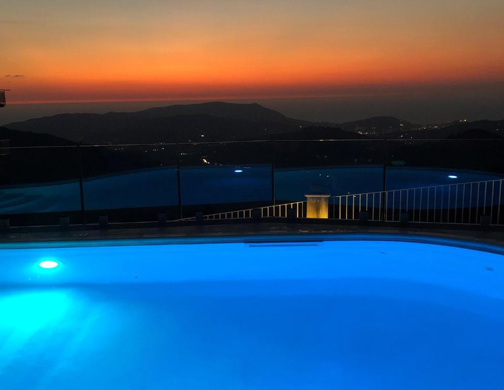 Prignano CilentoPalazzo Gargano的日落时分享有游泳池的景致