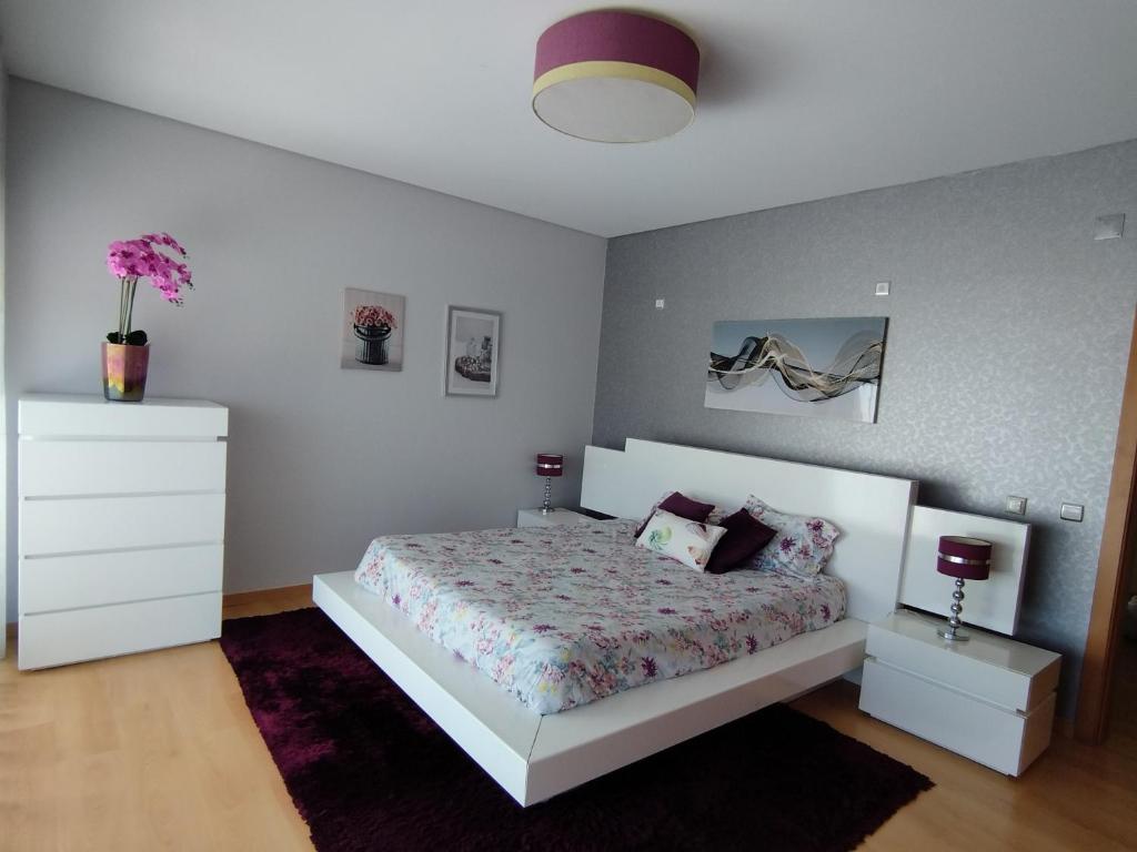 劳林哈Sunset Street Beach house的卧室配有白色的床和白色梳妆台
