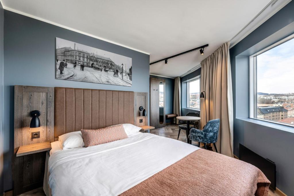 奥斯陆安克尔酒店的一间卧室设有一张床和一个大窗户