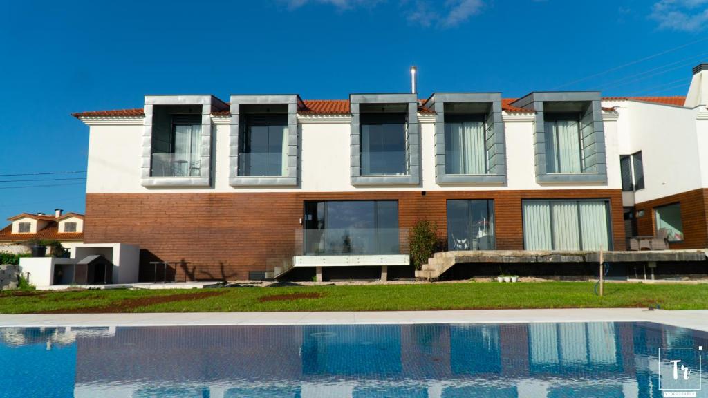 阿纳迪亚Quinta das Donas的一座房子前面设有游泳池