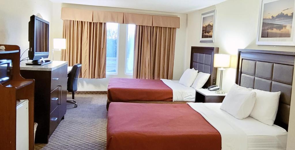 蒙哥马利如家旅馆&套房酒店的酒店客房配有两张床和一张书桌