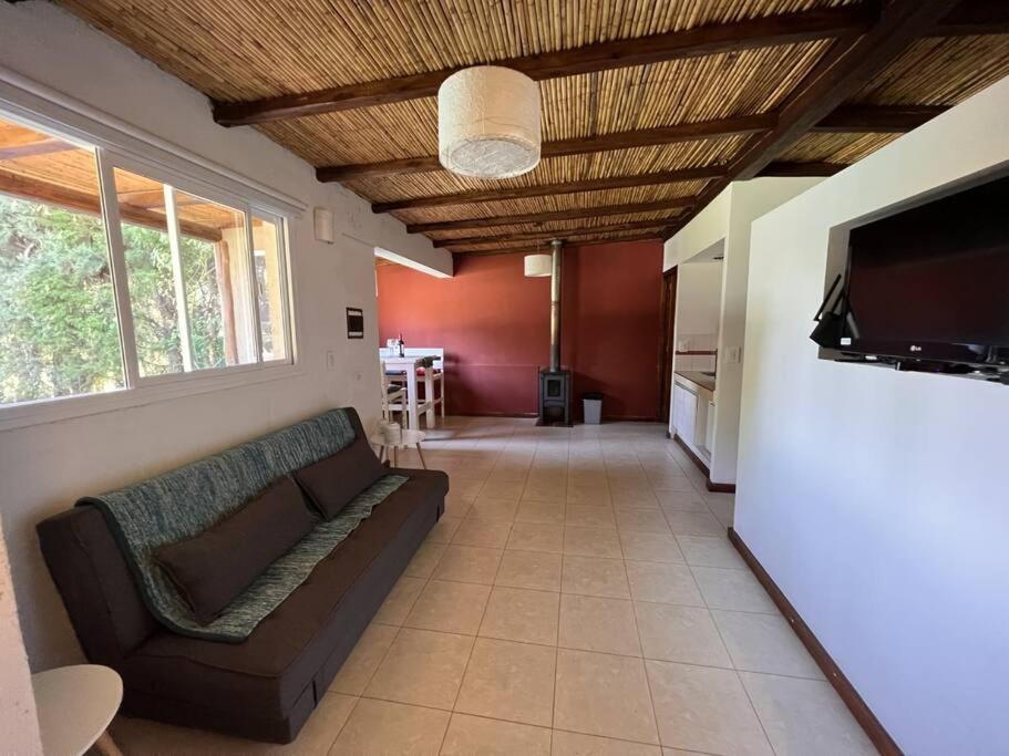 查克拉斯德科里亚Cabaña Chacras de Caro的带沙发和平面电视的客厅