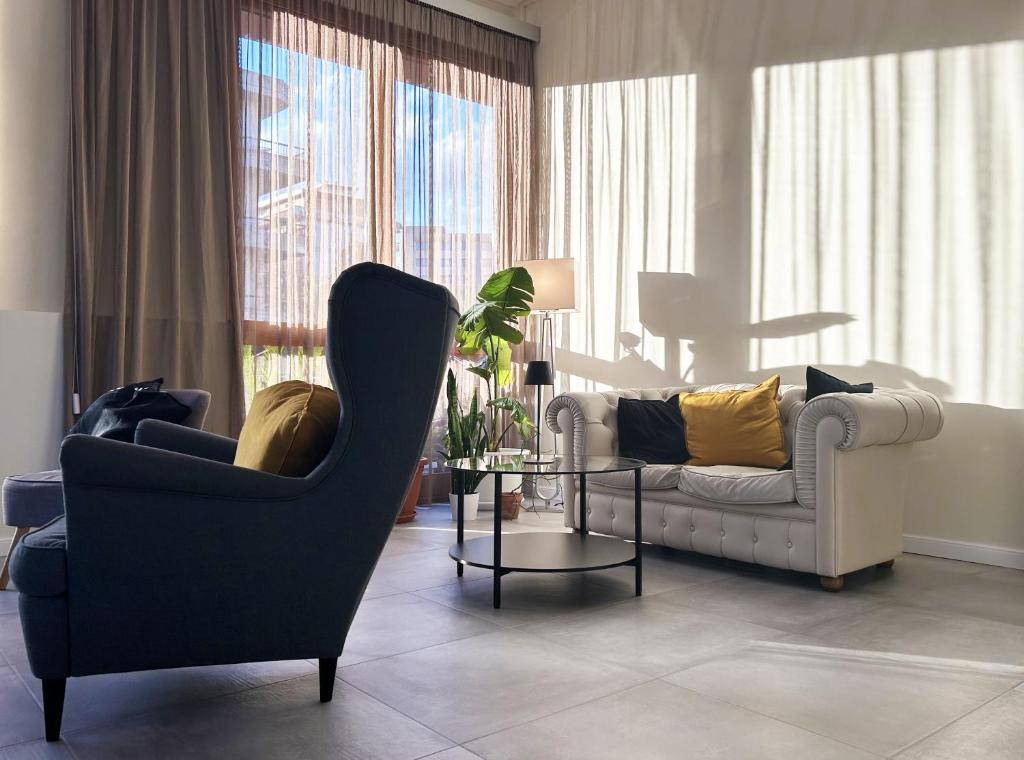 佛罗伦萨法兰奇酒店的客厅配有两把椅子和一张桌子