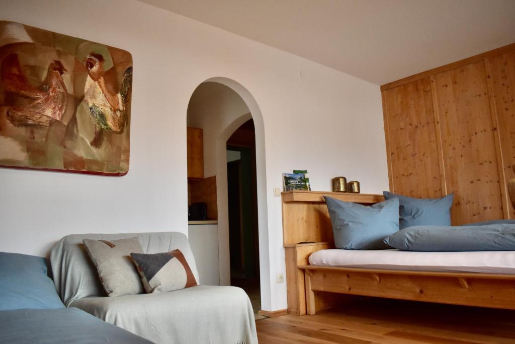加尔米施-帕滕基兴Apartment Pfanzelter的一间带两张床和一张沙发的客厅
