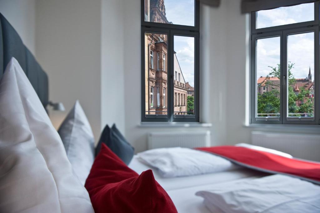 纽伦堡基甸酒店的一间卧室设有两张床和两个窗户。