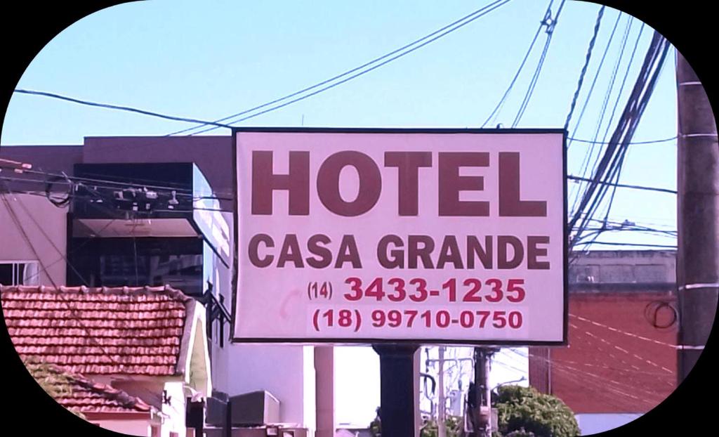 马里利亚Hotel Casa Grande Max的大楼前的宏伟酒店标志