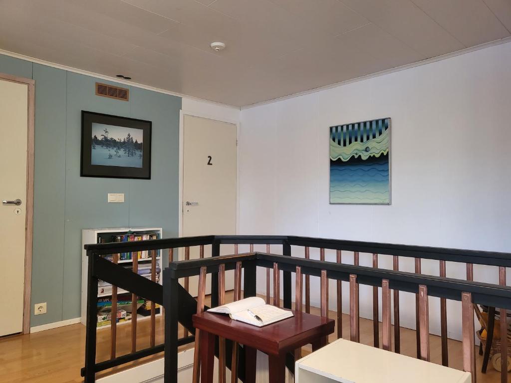 波里Kotimajoitus Noora的客房设有带桌子和绘画的楼梯。