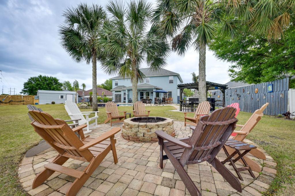 杰克逊维尔Spacious Jacksonville Vacation Home - Private Pool的坐在火坑周围的椅子